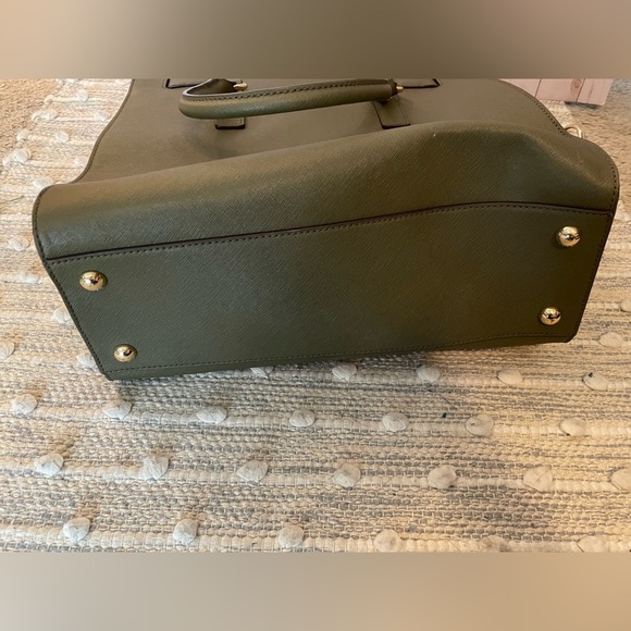 Michael Kors Hamilton Traveler Olive Color with matching wallet - Picture 7 of 14